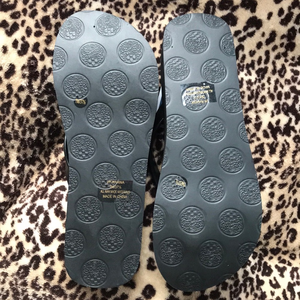 2/$30 Vince Camuto Flip Flip Sandals Black 7 πΊ - Picture 4 of 5